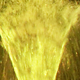 黄色くライトアップされた噴水の写真